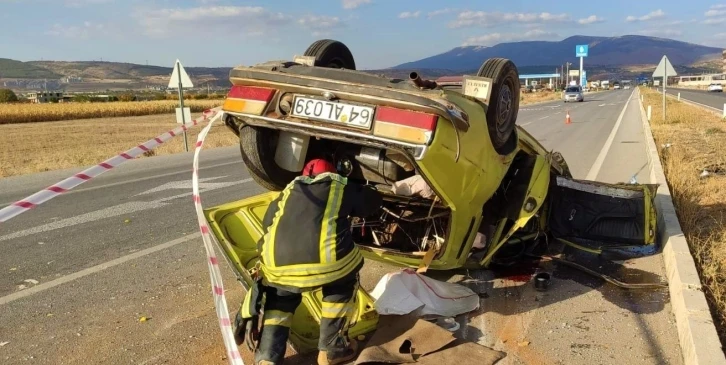 Kavşakta otomobille çarpışan araç takla attı: 2 yaralı
