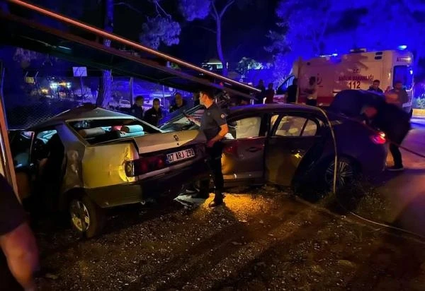 Kavşakta otomobiller çarpıştı; 2 ölü, 2 yaralı