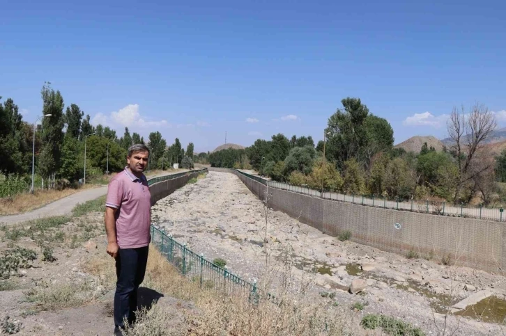 Kavurucu sıcaklar Oltu Çayı’nı kuruttu
