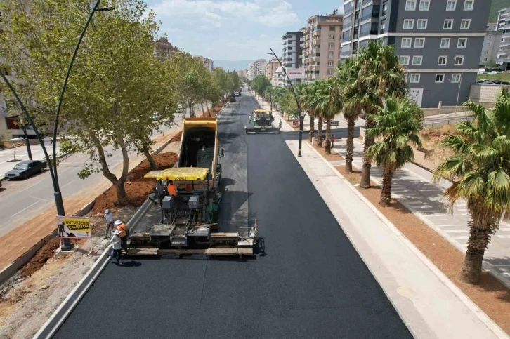 Kavurucu sıcaklarda asfalt işçilerinin zorlu mesaisi
