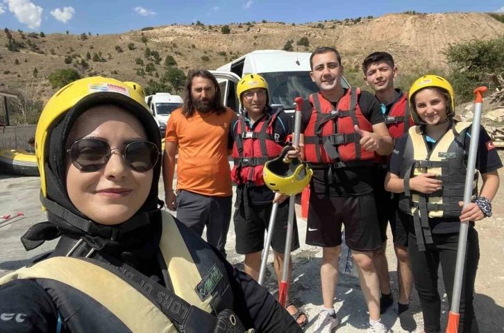 Kavurucu sıcaklarda rafting yaparak serinlediler
