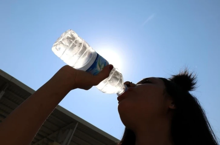 Kavurucu sıcaklarda susuzluk hissi olmasa bile her gün en az 2-2,5 litre sıvı tüketilmeli
