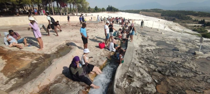 Kavurucu sıcaklardan cennete kaçtılar
