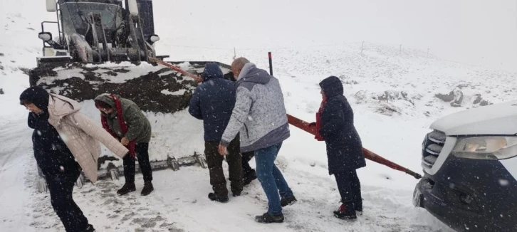 Kayak merkezi yolunda mahsur kalan kafile kurtarıldı
