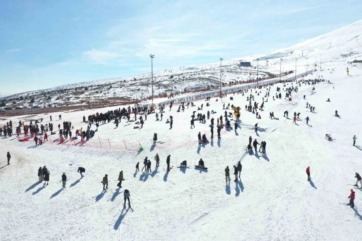 Kayakseverler Yıldızdağı’na akın etti, gişe önlerinde uzun kuyruklar oluştu
