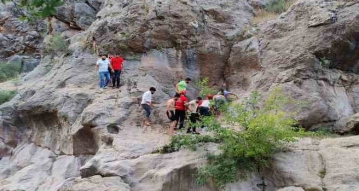 Kayalıklardan düşen genç yaralandı