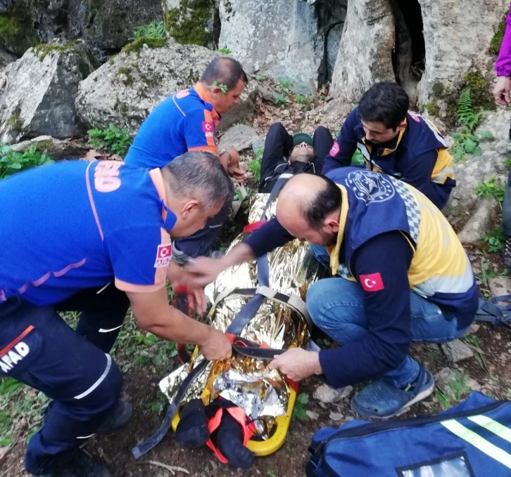 Kayalıklardan düşen vatandaşın imdadına AFAD yetişti
