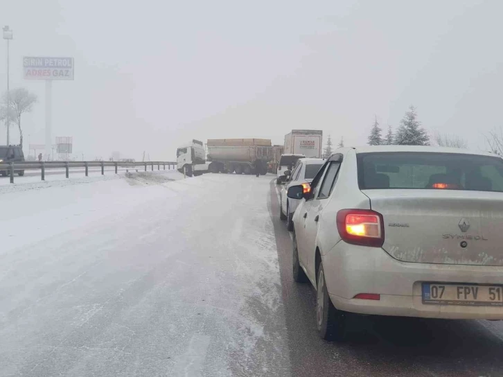 Kayan tır karayolunu 20 dakika trafiğe kapattı
