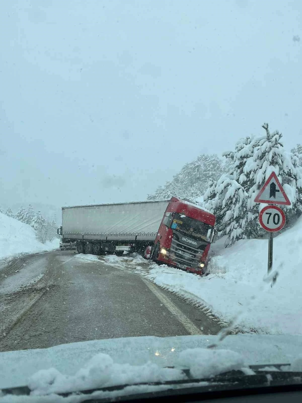 Kayan tır yolu kapattı
