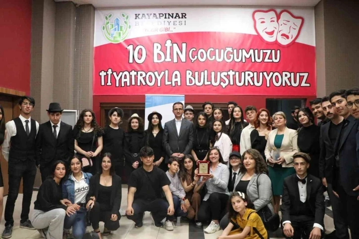 Kayapınar 1. Liseler Arası Tiyatro Şenliği coşkuyla sona erdi
