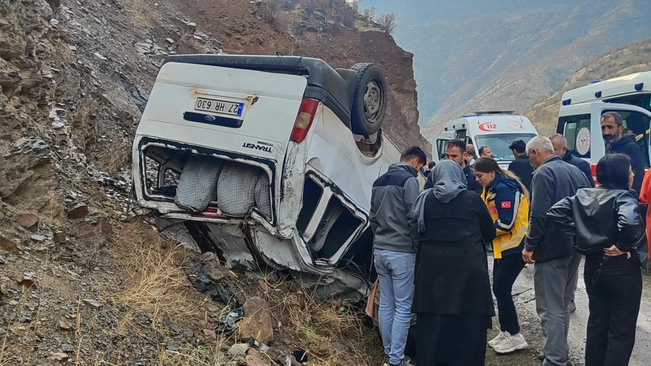 Kayganlaşan yolda feci kaza: 4 kişi yaralandı!