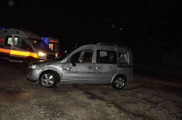 Kayganlaşan yolda kontrolden çıkan hafif ticari araç devrildi: 2 yaralı
