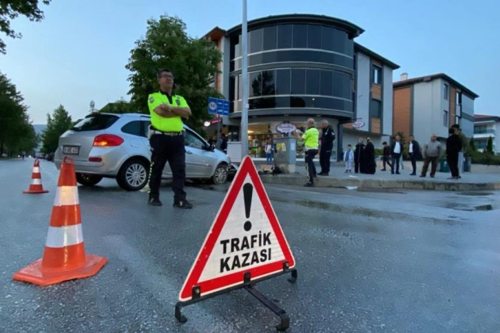 Kayganlaşan yolda kontrolden çıkan otomobil direğe çarptı: 1 yaralı