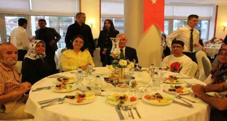 Kaymakam Aksoy depremzedeler ile iftarda buluştu