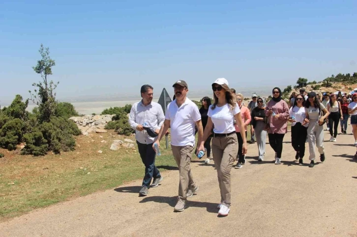 Kaymakam Ateş gençlerle birlikte doğa yürüyüşü yaptı
