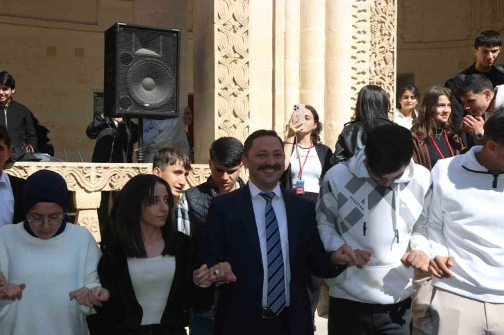 Kaymakam başa geçti, metrelerce uzunlukta halay çekildi
