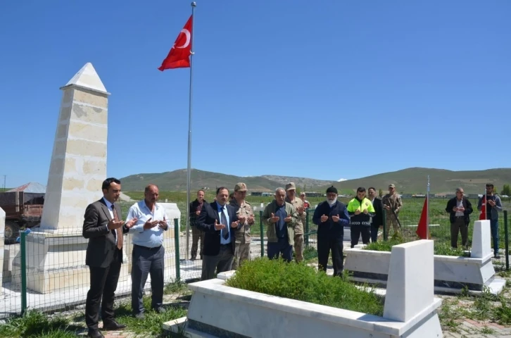 Kaymakam Çelik şehitlik düzenleme çalışmalarını inceledi
