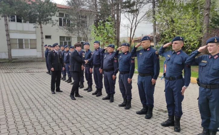 Kaymakam Düzgü, emniyet ve jandarma personeliyle bayramlaştı
