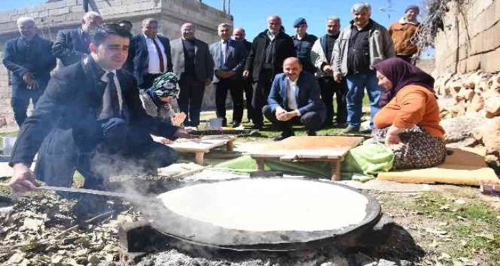 Kaymakam Sevgili, kadınlarla köy ekmeği pişirdi