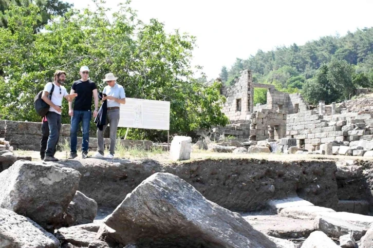 Kaymakam ve Büyükelçiden kazı ekibine ziyaret
