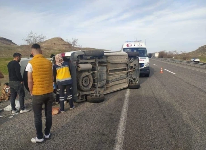 Kayseri’de hafif ticari araç yan yattı: 7 yaralı
