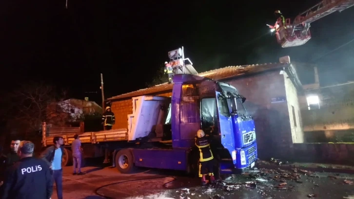 Kayseri’de park halindeki tır yandı, alevler eve de sıçradı
