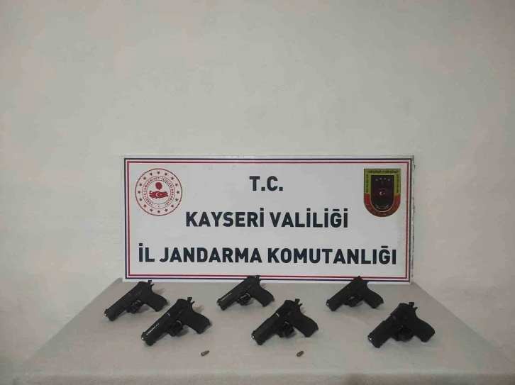 Kayseri’de ruhsatsız tabancaları piyasaya sürmek isteyen şahıs jandarmadan kaçamadı
