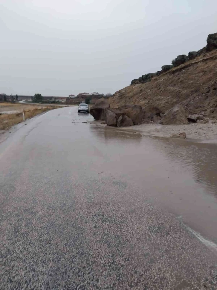 Kayseri’de selde kayalar yola düştü
