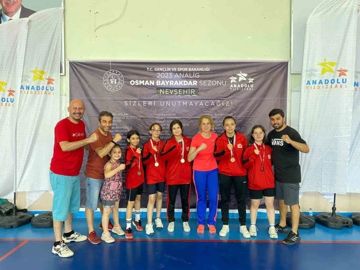 Kayseri Kız Takımı badmintonda birinci oldu
