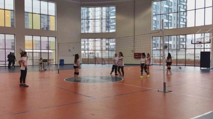 Kayseri Şehir Hastanesi'nde Çalışan Kadın Sağlık Personelleri Morallerini Voleybol Etkinliğiyle Yükseltti