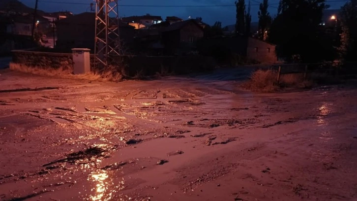 Kayseri ve ilçelerinde kuvvetli yağış sonrası sel meydana geldi