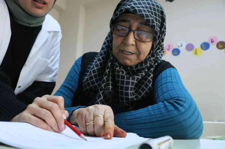 Kaza geçiren kocasını hastanede bulamadı, 73 yaşında okuma-yazma öğrendi
