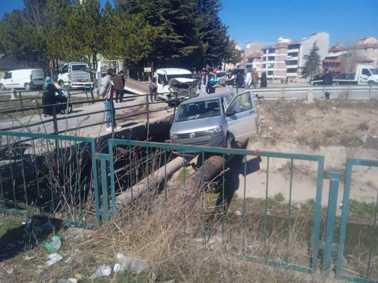 Kaza sonrası araç borularının üstünde asılı kaldı
