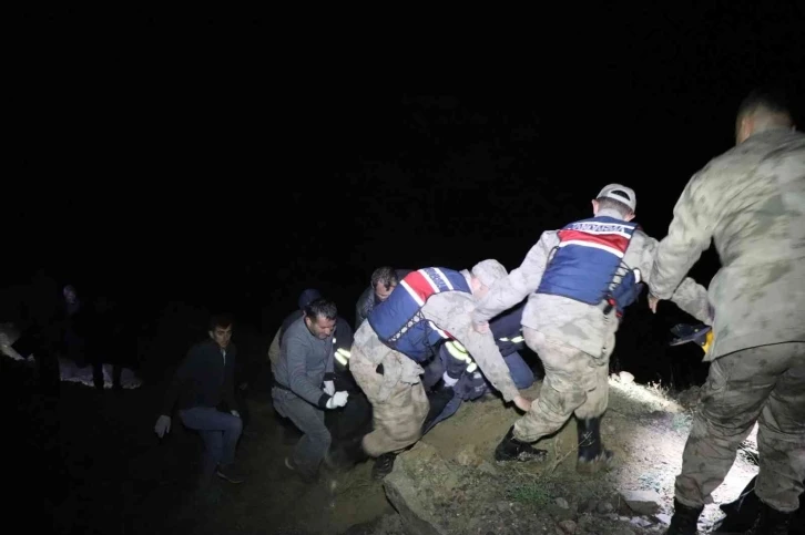 Kaza sonrası çaya düşen otomobildeki çift aranıyor
