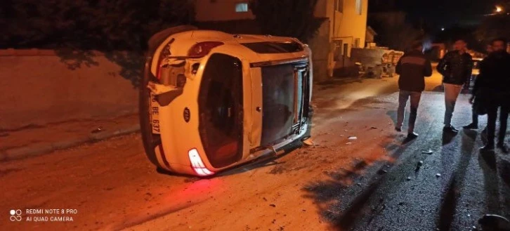 Kaza sonucu devrilen otomobildeki 2 kişi yaralandı
