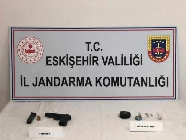 Kaza yapan aracın içinden uyuşturucu madde ve ruhsatsız tabanca çıktı
