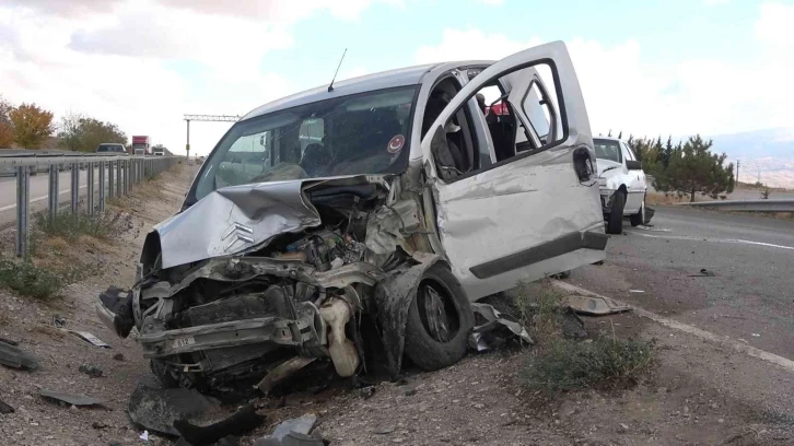 Kaza yapan araçlara çarpmamak için bariyerlere daldı: 2’si çocuk 5 yaralı
