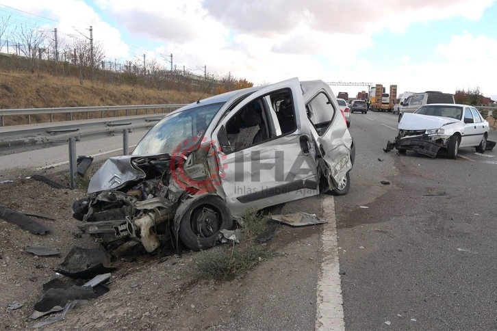 Kaza yapan araçlara çarpmamak için bariyerlere daldı: 2'si çocuk 5 yaralı