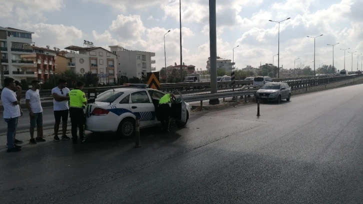 Kaza yapan motosiklete çarpmamak istedi, çelik bariyerlere çarptı
