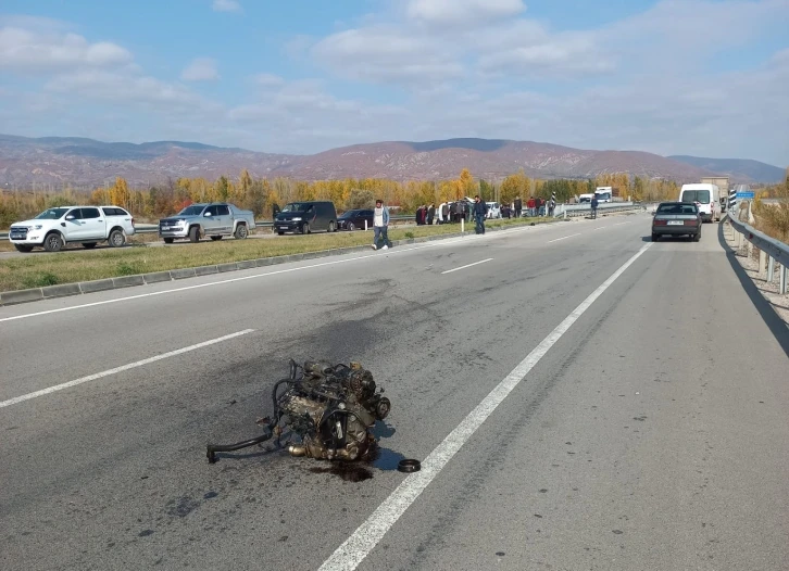 Kaza yapan otomobilin motoru yola fırladı
