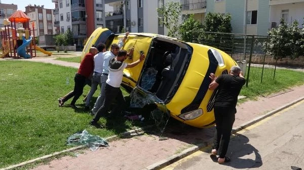 Kaza yapan taksi yan yattı: 3 yaralı