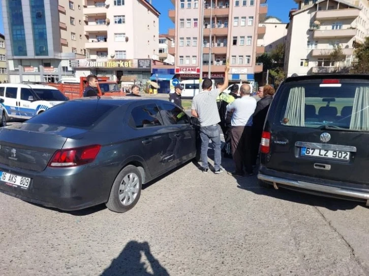 Kaza yaptı, serum şişesiyle aracının başında bekledi
