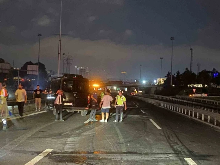 Kaza yaptıktan sonra aracından inen sürücüye minibüs çarptı: 1 ağır yaralı
