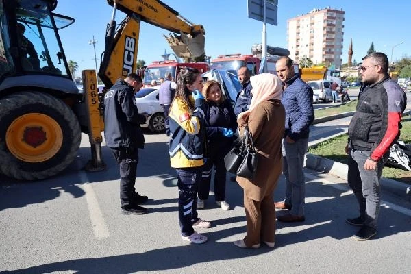 Kazada yan yatan otomobilde annesi sıkıştı, sürücüyü ekipler sakinleştirdi