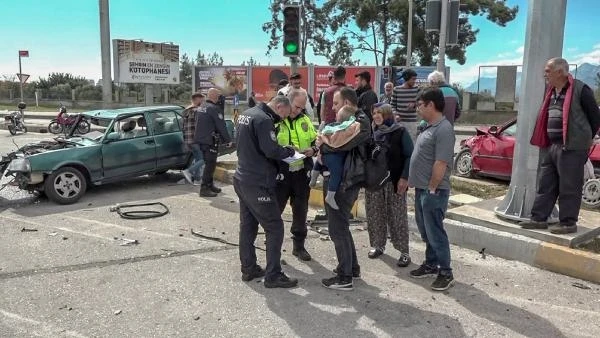 Kazada yaralanan baba, korkan oğlunu kucağından bırakmadı