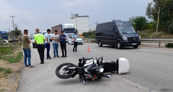 Kazada yaralanan polisin elini tutan vatandaş başından ayrılmadı
