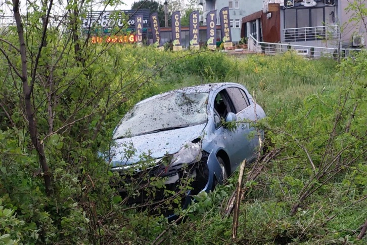 Kazada yola düşen direkten kaçan otomobil takla attı: 1 yaralı