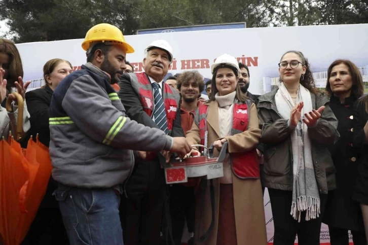 Kazaların yaşandığı öğrenci yurdu önüne yaya üst geçidi
