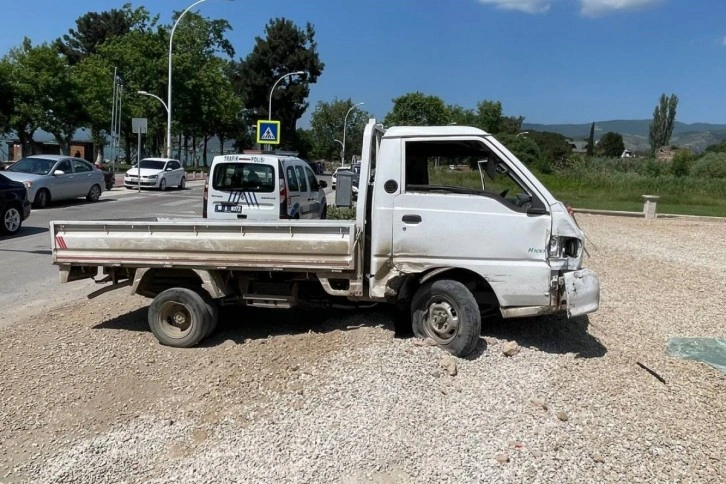 Kazaya karışan kamyonet 50 metre savrulup ünlü sanatçının evine böyle daldı