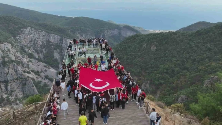 Kazdağları Cam Seyir Terasında 100. Yılda 100 Gençle Doğa Yürüyüşü etkinliği yapıldı
